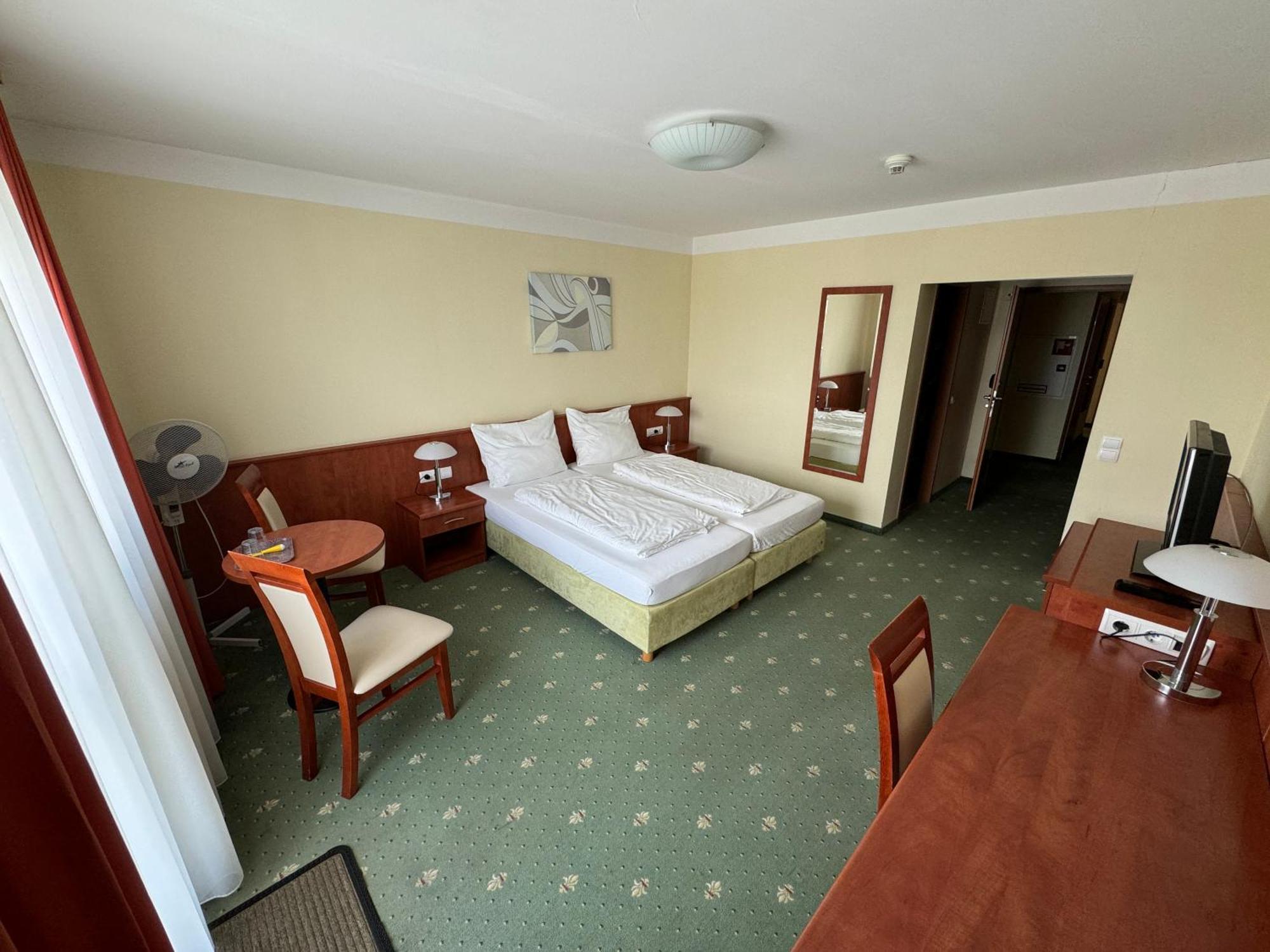 Hotel Breitenlee Виена Екстериор снимка