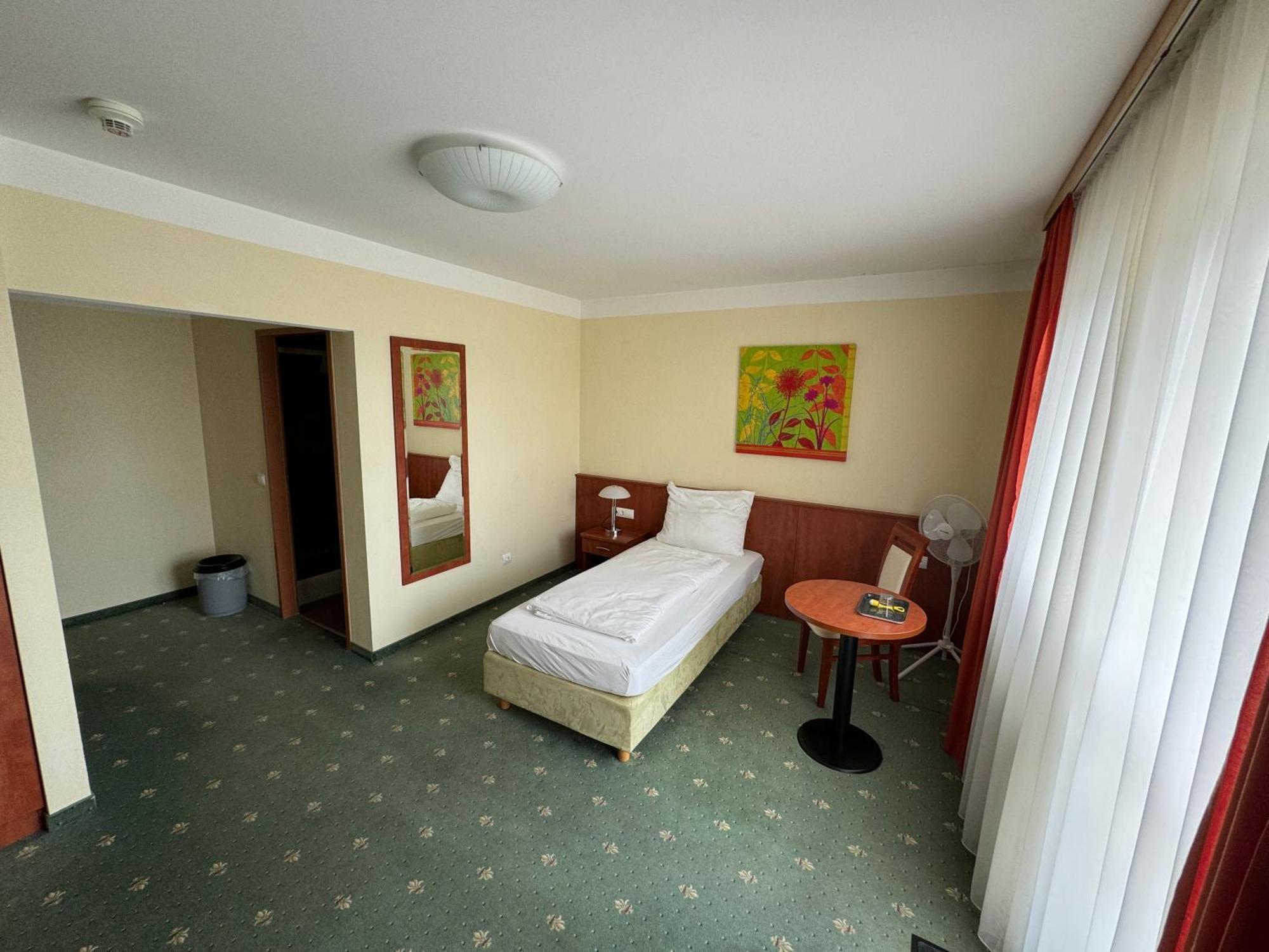 Hotel Breitenlee Виена Екстериор снимка