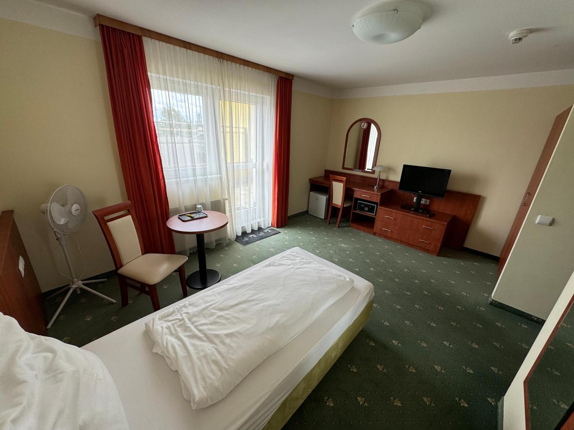 Hotel Breitenlee Виена Екстериор снимка